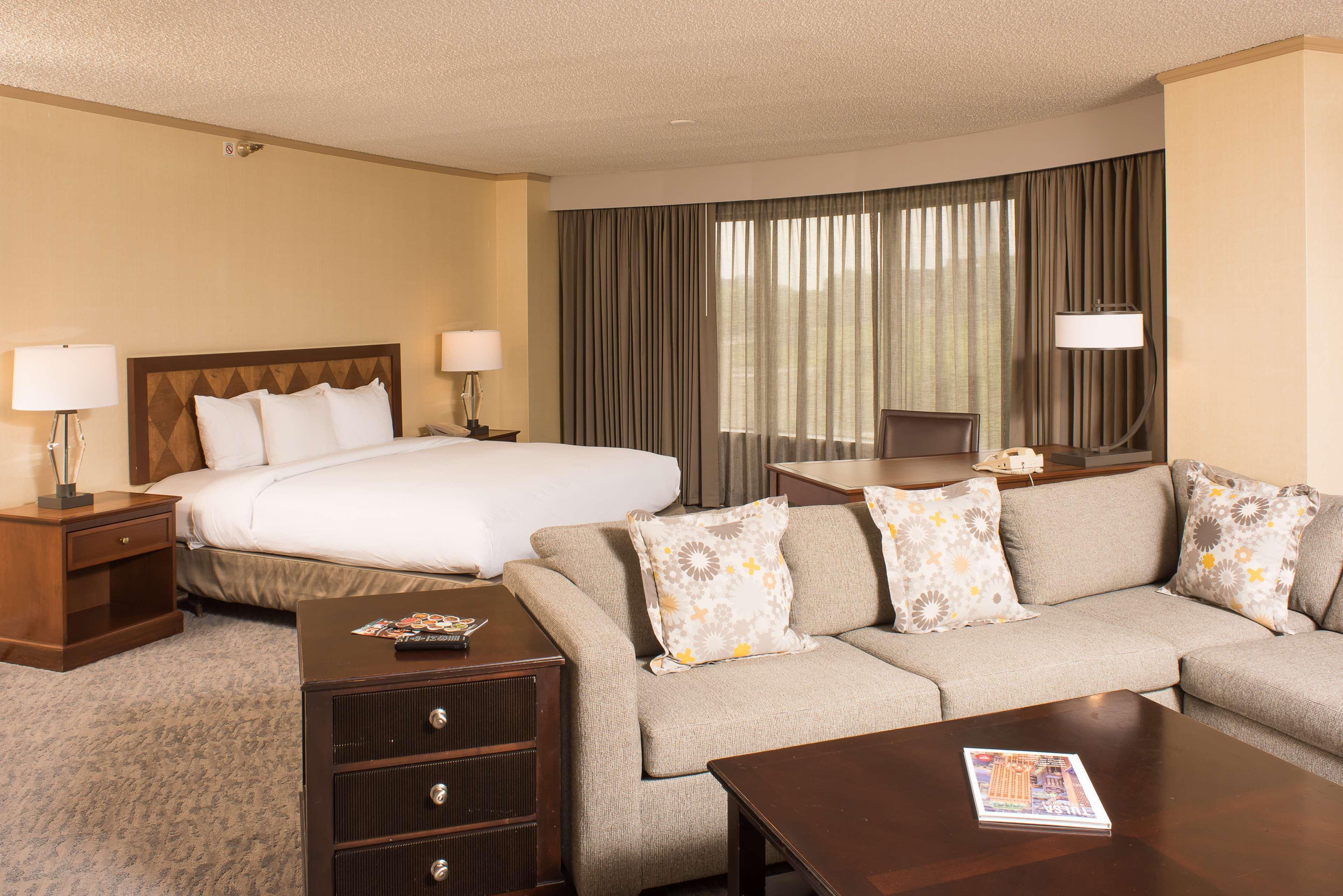 Doubletree By Hilton Tulsa At Warren Place Exterior photo