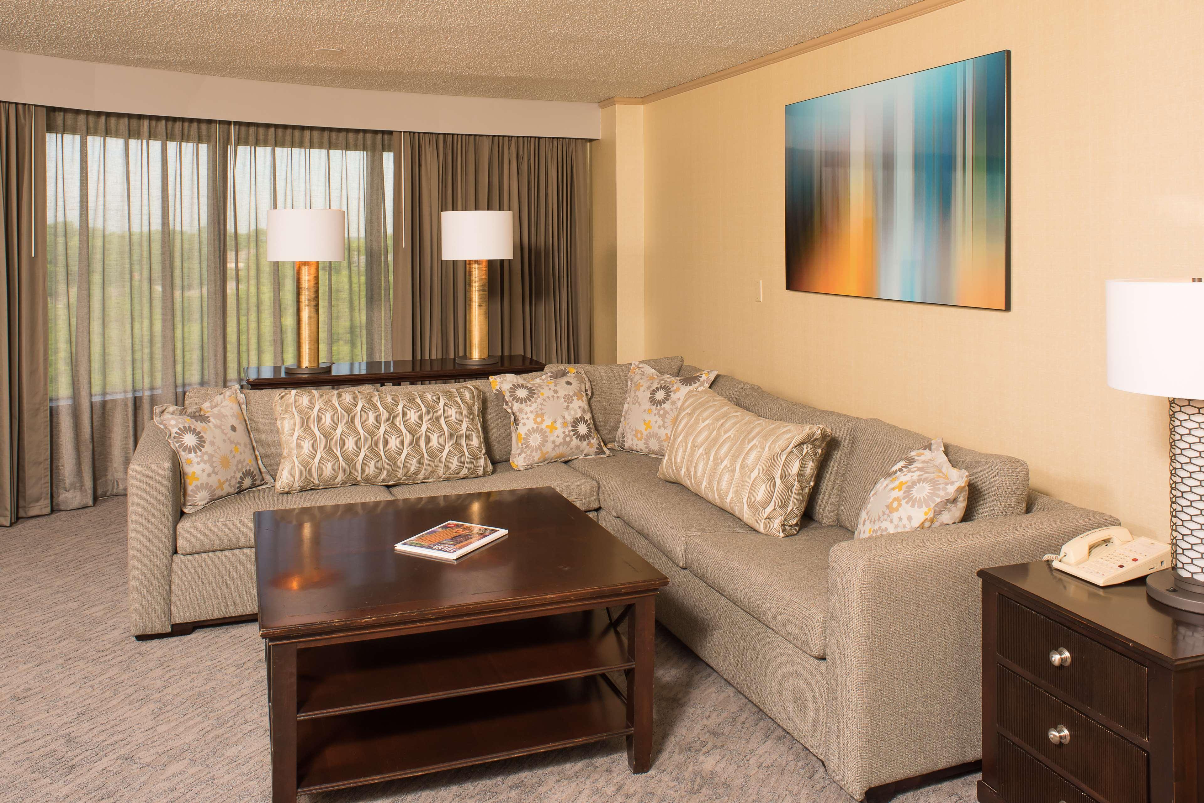 Doubletree By Hilton Tulsa At Warren Place Exterior photo